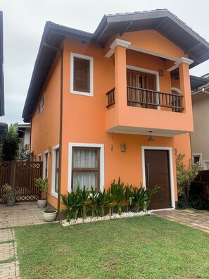 Exterior - Great beach house with pool in condominium (são sebastião)