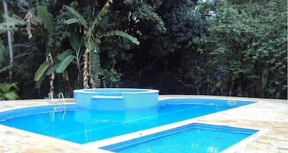 Suuri ranta talo uima-altaalla osakehuoneisto