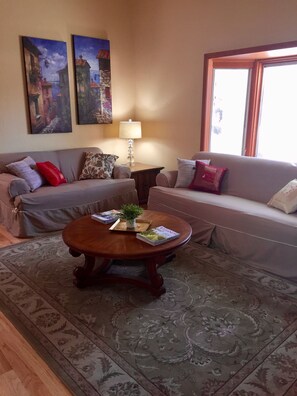 Una televisión, una chimenea, juguetes, libros