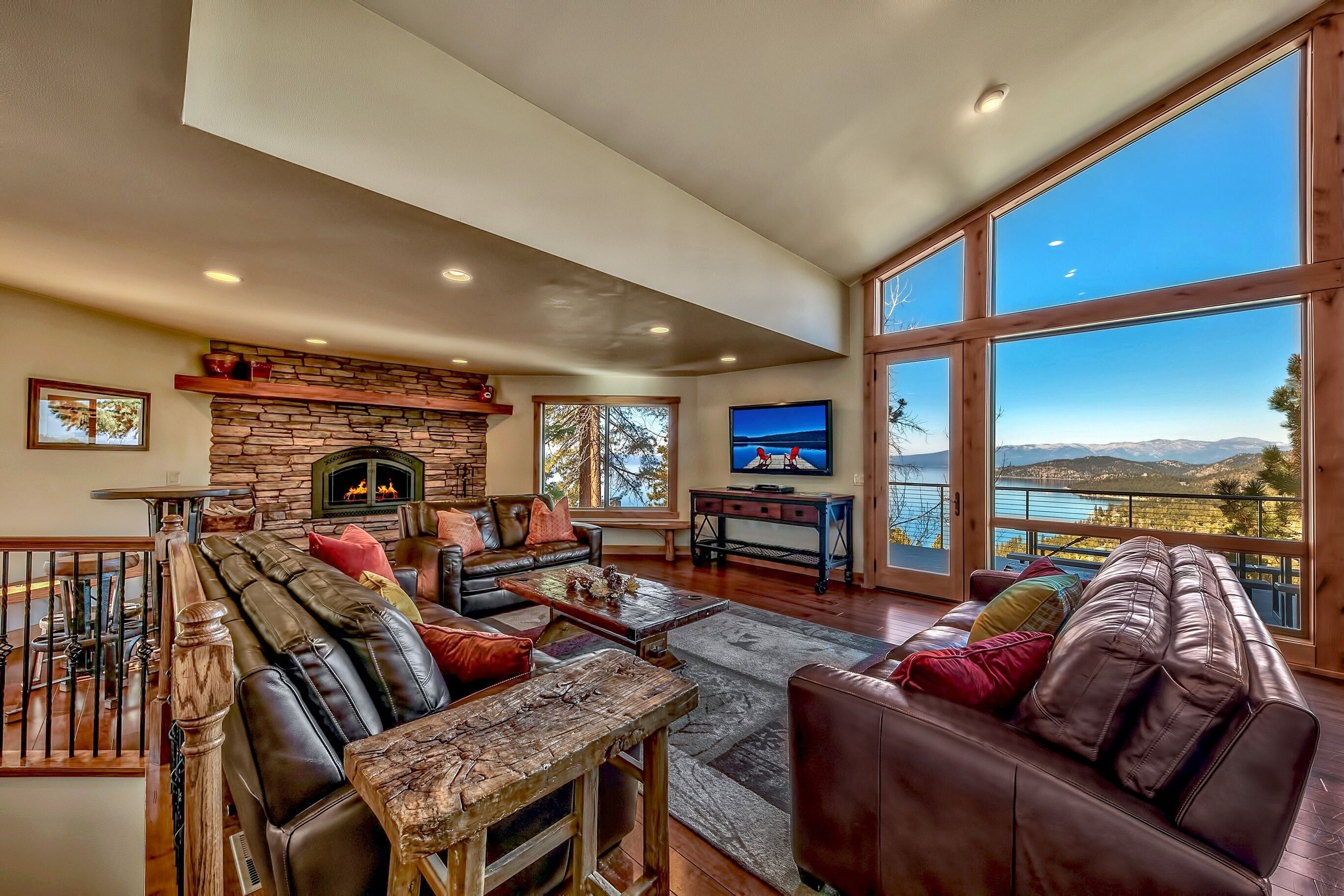 Secluded luxury estate - panoramic lake view, NEW hot tub, pool table