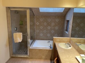 Baignoire, séchoir à cheveux, serviettes fournies, savon