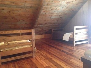 3 bedrooms, Internet, bed sheets - Lakeside barn wood cottage just remodeled with all the modern Conveniences! (Greentown, PA)
