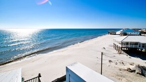 On the beach - Gulf-Front, roof top deck, game Room - Strand Castle (Dauphin Island)