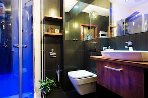 Combined shower/bathtub, hair dryer, towels, soap