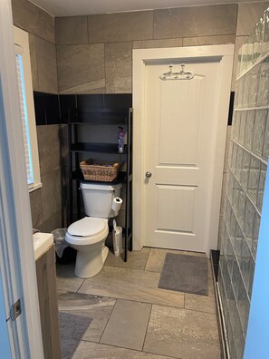 Hair dryer, towels, soap, shampoo - Red Door Retreat -3 bedroom house (Joplin)