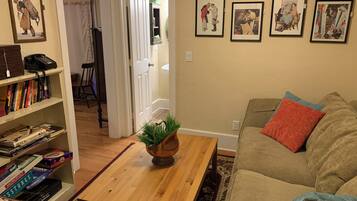 Téléviseur, lecteur de DVD, livres, sélection de films