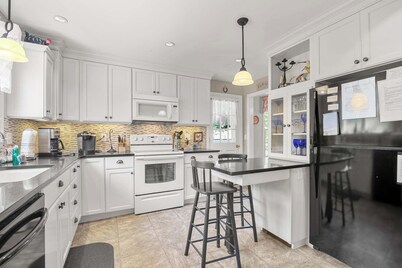 On the Chatham Loop - 1 Min to the Beach!