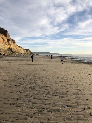 Beach nearby, sun-loungers, beach towels