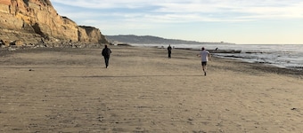 Clean! Best DECK... VIEW... 1 min to sand. PARKING... BIKES. Cal King.