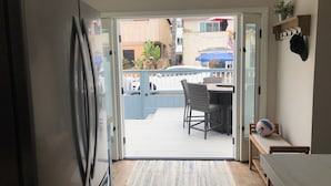 Una cocina con una puerta corrediza de vidrio que da a un patio exterior.