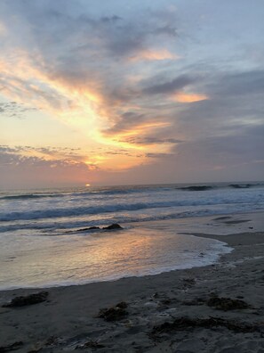 Beach nearby, sun loungers, beach towels