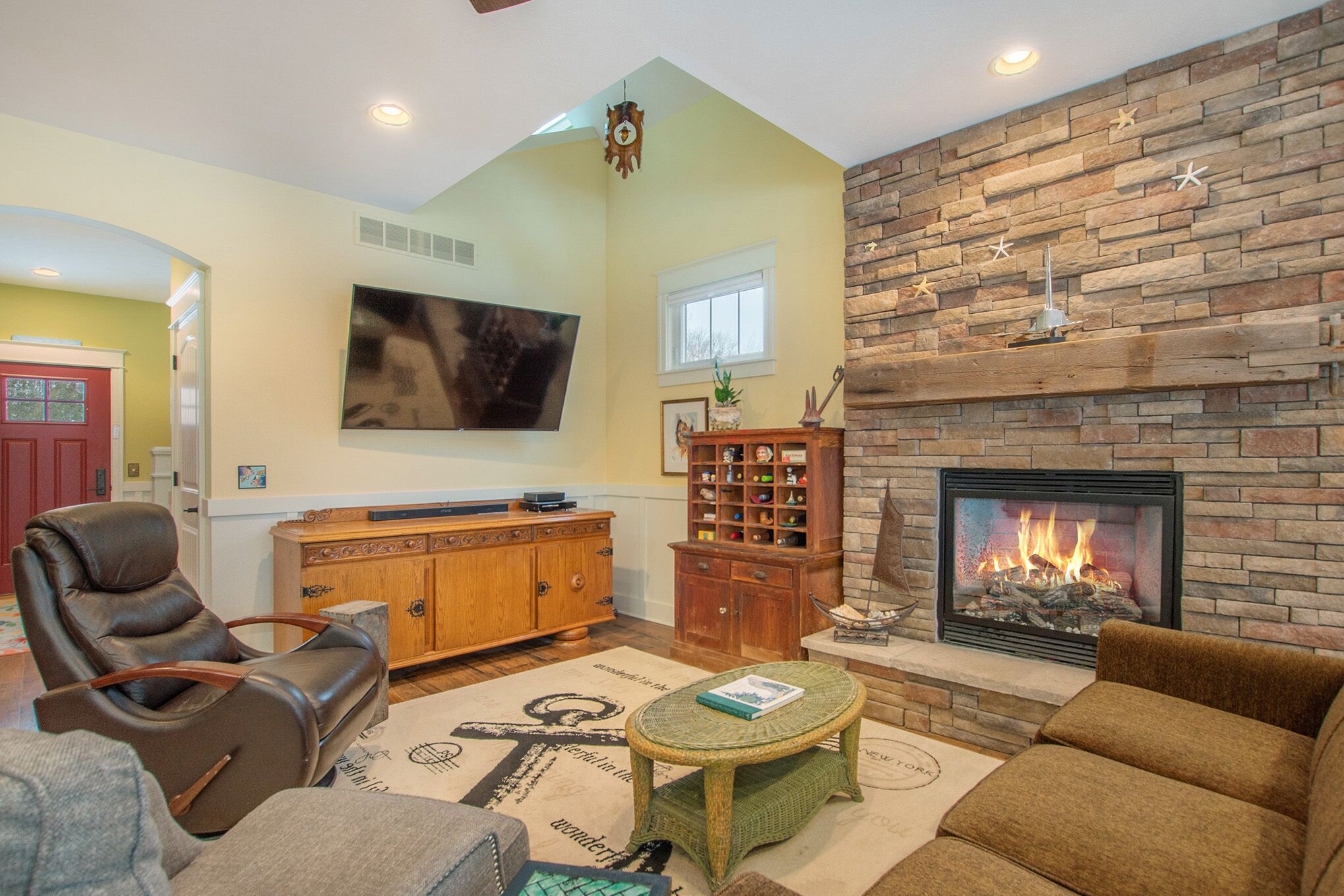 Lake Home,3-B/R, Ass. Private Beach, Just 360 Ft from Bluff