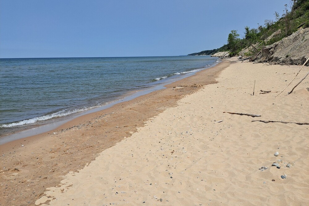 Lake Home,3-B/R, Ass. Private Beach, Just 360 Ft from Bluff