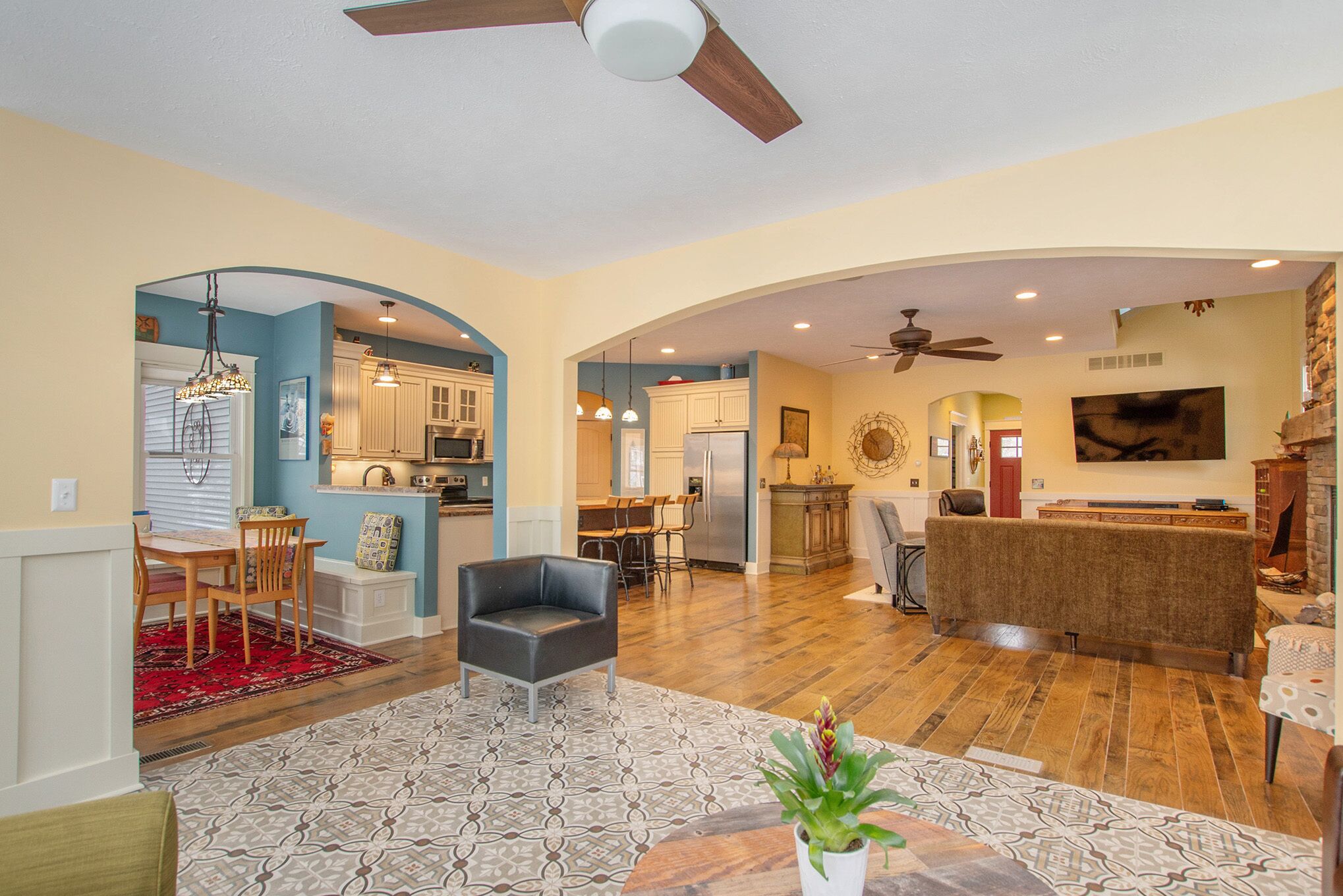 Lake Home,3-B/R, Ass. Private Beach, Just 360 Ft from Bluff