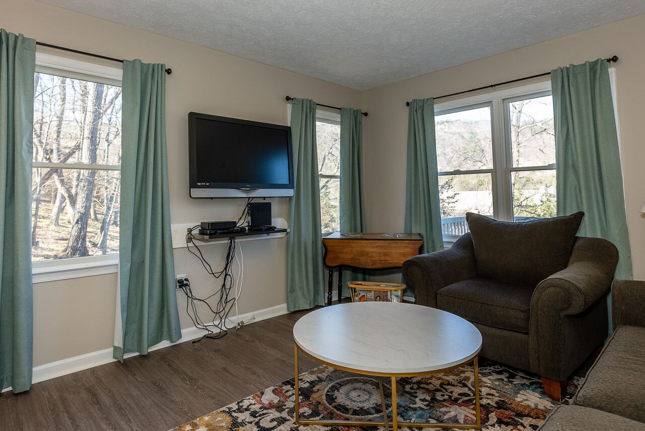 A Comfortable Home | Walking Distance To Amenities | WiFi | Cable |  Just Relax