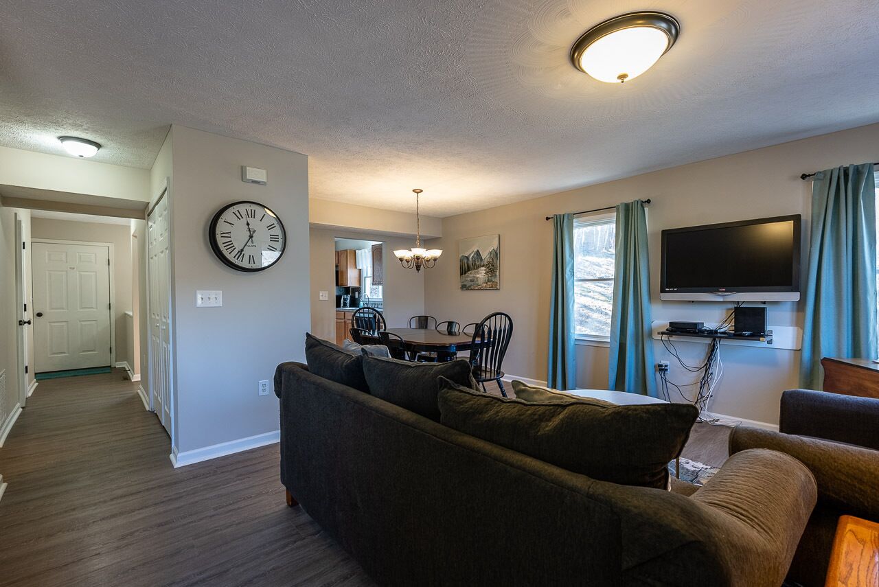 A Comfortable Home | Walking Distance To Amenities | WiFi | Cable |  Just Relax