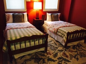 2 slaapkamers, een strijkplank/strijkijzer, reisbedje, wifi