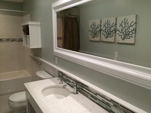 Een haardroger, handdoeken