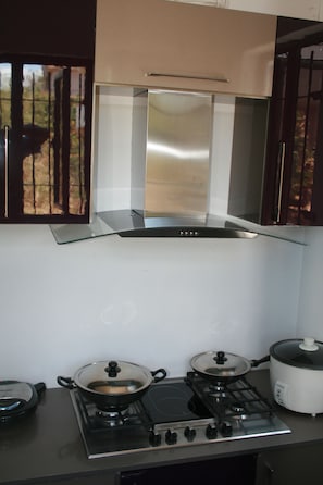 Refrigerador, microondas, horno y parrilla de estufa