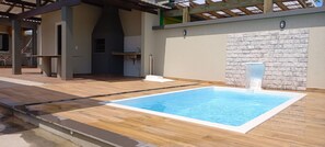 Bañera de hidromasaje al aire libre