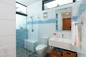 Dusche, Haartrockner, Handtücher