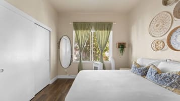 2 kamar tidur, meja kerja, setrika/meja setrika, dan Wi-Fi gratis