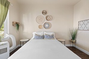 2 bedrooms, desk, iron/ironing board, free WiFi - Close to State Capitol | Mins to Southside Park (Sacramento)