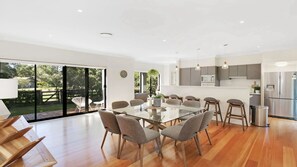 Dining - WINEDOWN - THE VINTAGE HOLIDAY HOUSES (POKOLBIN)