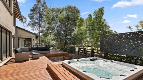 WINEDOWN - THE VINTAGE HOLIDAY HOUSES