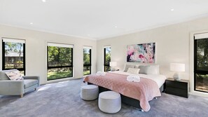 4 bedrooms, iron/ironing board, free WiFi, bed sheets - WINEDOWN - THE VINTAGE HOLIDAY HOUSES (POKOLBIN)