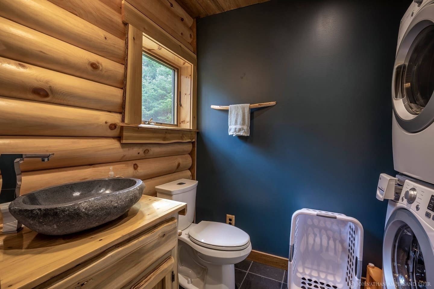 Ensemble baignoire-douche, séchoir à cheveux, serviettes fournies