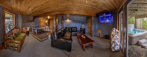 Een gezellig interieur met een bank, een tafel en een bubbelbad.