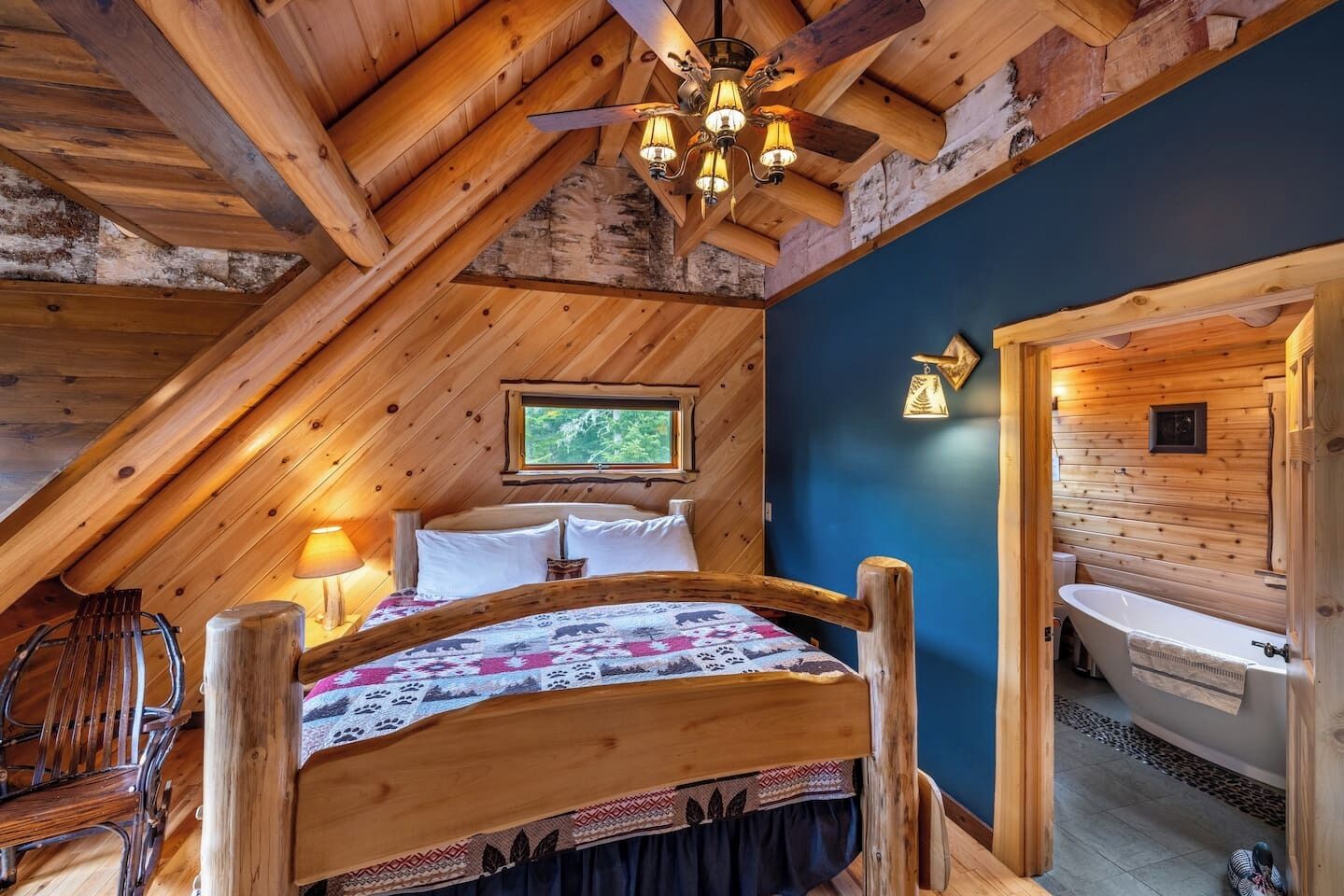 Escriptori, planxa i posts de planxar, wifi i roba de llit 