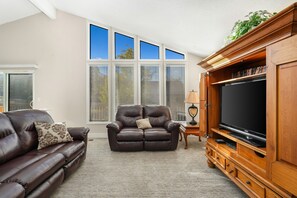 Smart TV, fireplace, DVD player