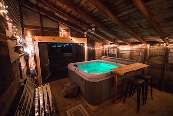 Image of 92 Full House · Otter Ski Club/In Village/Hot Tub/Outdoor space