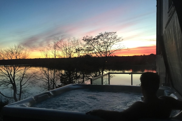 Soak away all your worries while soaking in a sunset in the hot tub.