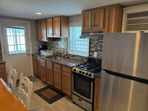 Fridge, microwave, oven, stovetop - Seaside - 5+Bedroom house, w/10 beach badges & parking - walk to beach (Seaside Heights)