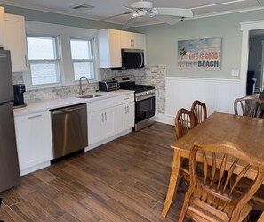 Fridge, microwave, oven, stovetop - Seaside - 5+Bedroom house, w/10 beach badges & parking - walk to beach (Seaside Heights)