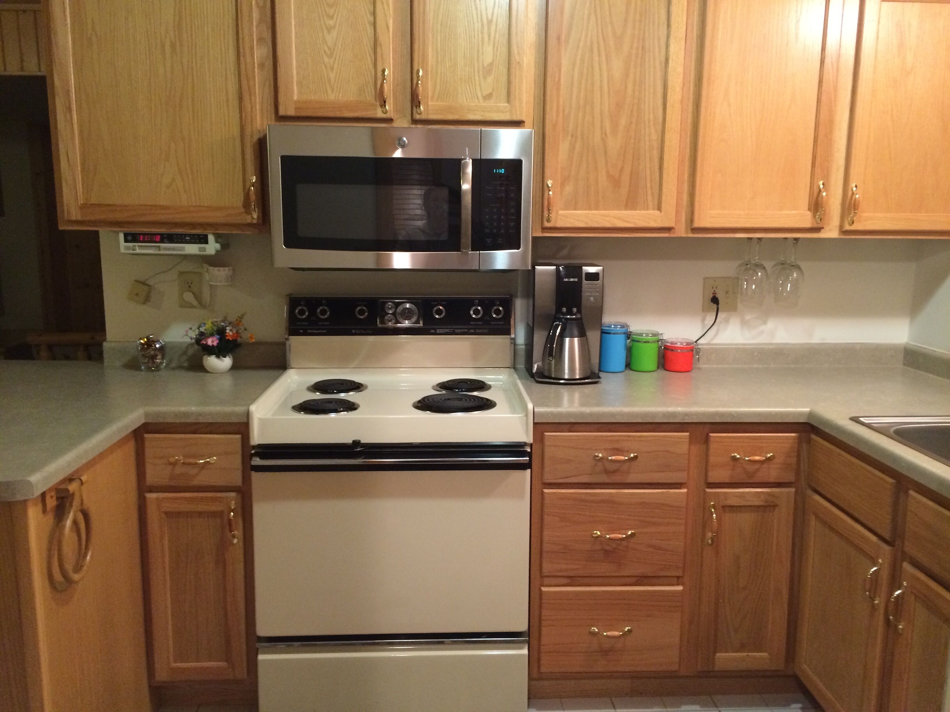 Cabin with outdoor hot tub and view of Second Lake!