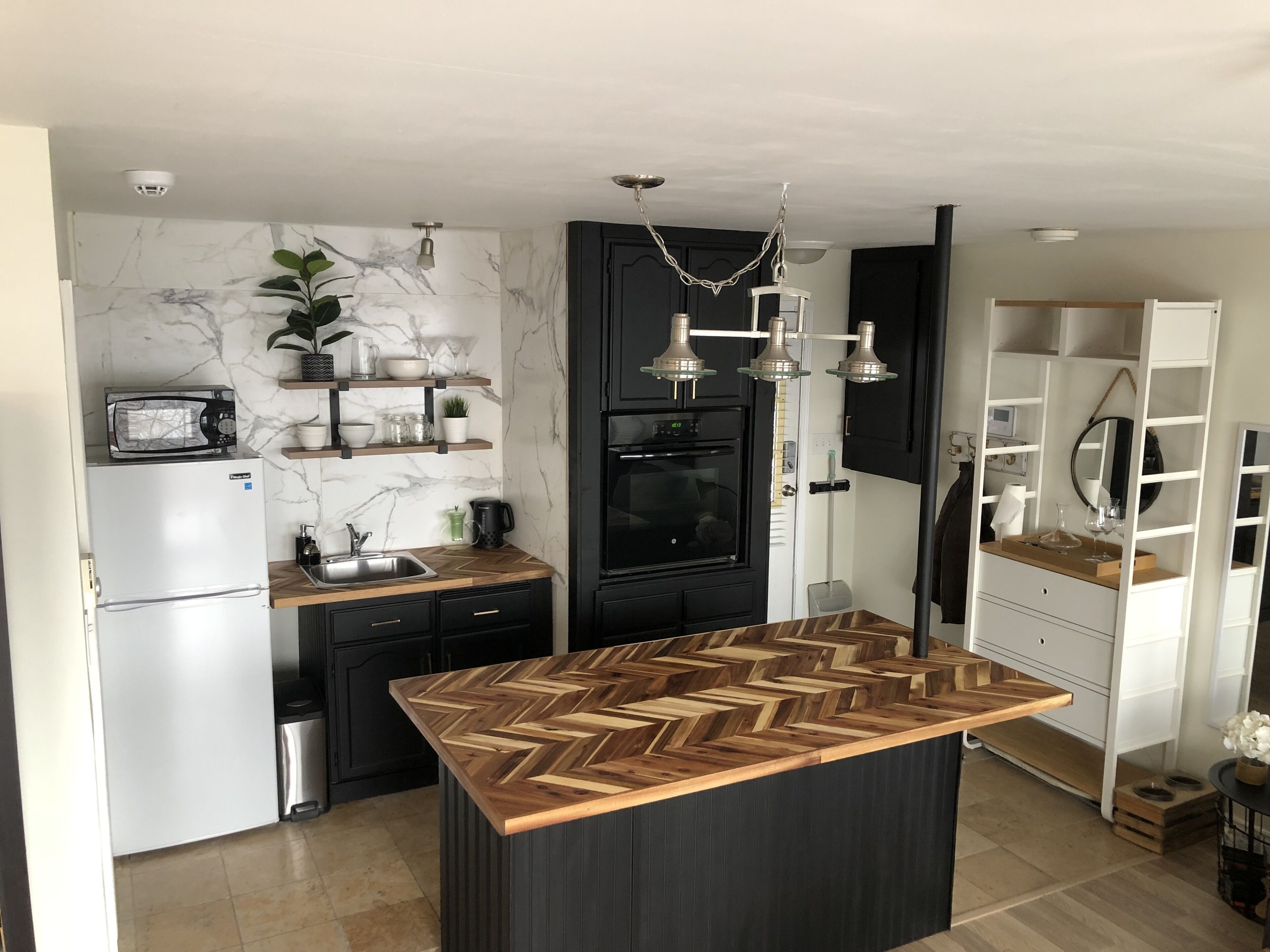 Golden View Cabin<br>Pet Friendly Private Detached Studio with Panoramic Lake View 