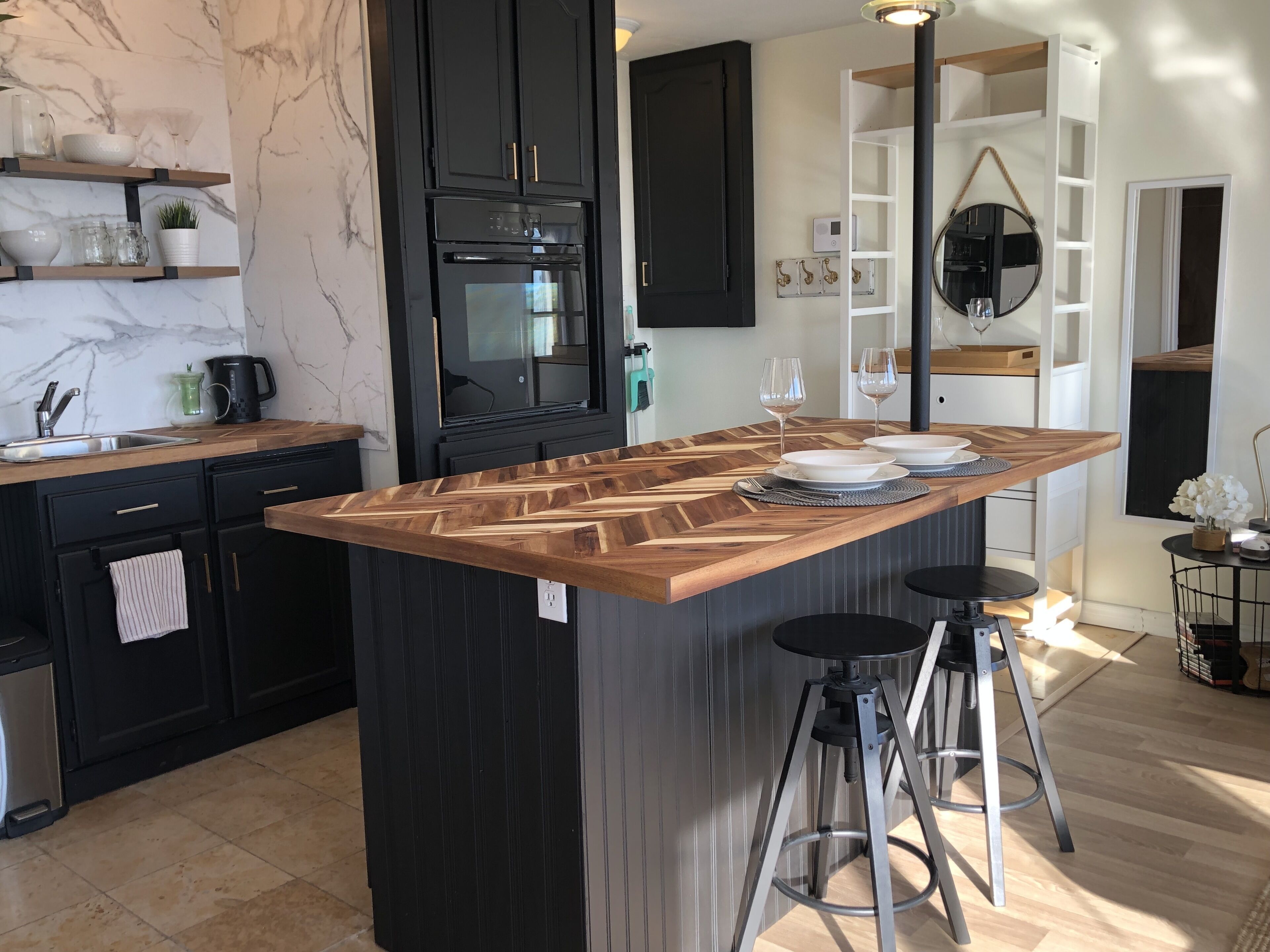 Golden View Cabin<br>Pet Friendly Private Detached Studio with Panoramic Lake View 