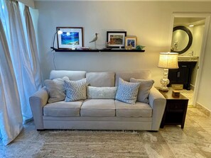 Een smart-tv, boeken en een stereo