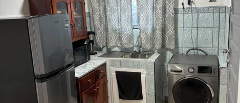 Réfrigérateur, micro-ondes, cafetière/bouilloire, bouilloire électrique