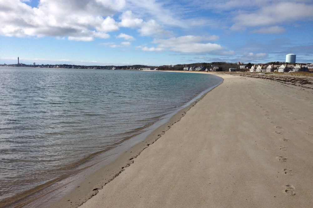 Newly remodeled House - Across From Beach & Pet Friendly