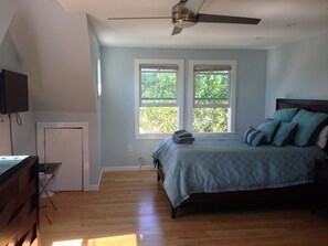 5 bedrooms, iron/ironing board, WiFi, bed sheets