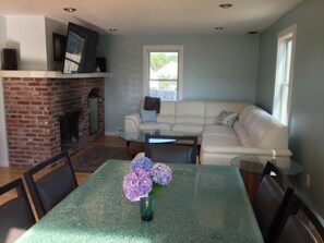 Smart-TV, DVD-Player, Musikbibliothek, Stereoanlage