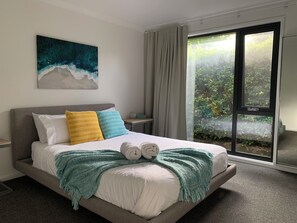 3 bedrooms, desk, iron/ironing board, travel cot - Premium Waterfront - Jervis Bay Area (St Georges Basin)