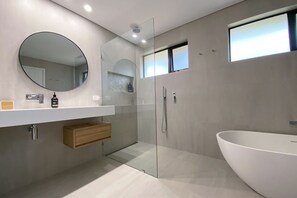 Badewanne, Haartrockner, Handtücher, Seife