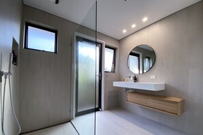 Badewanne, Haartrockner, Handtücher, Seife