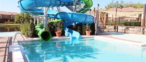 Utomhuspool och uppvärmd pool